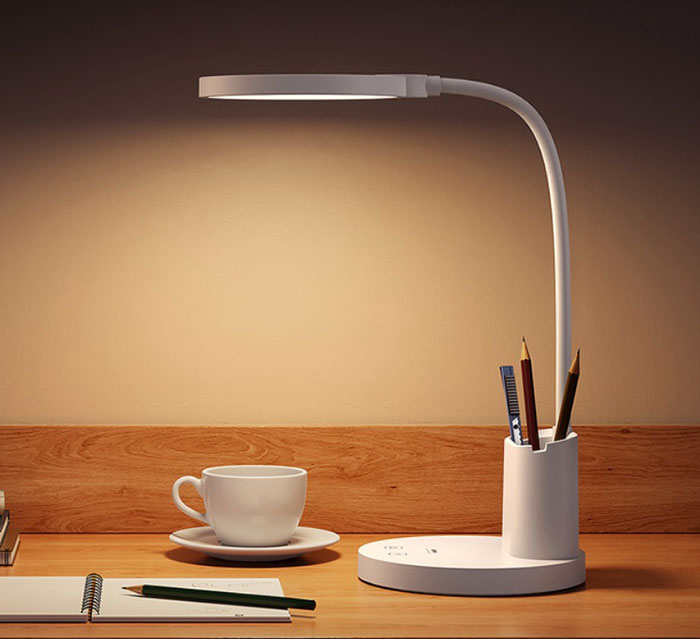 Инновационные технологии в настольных лампах: От беспроводной зарядки до сенсорного управления