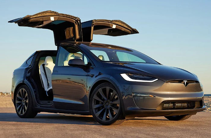 Tesla чи традиційний автомобіль? Який вибір зробити в Україні